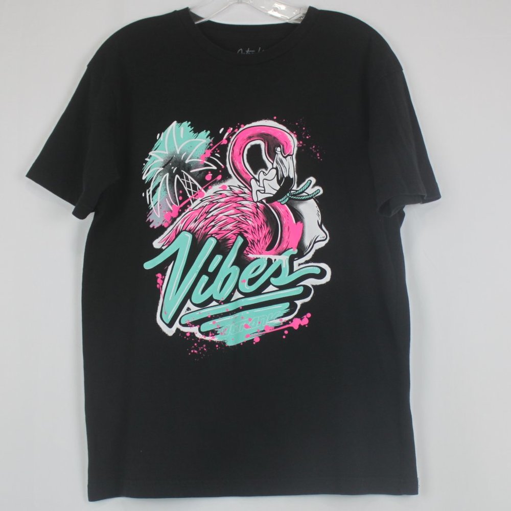 Outrank Medium Black Short Sleeve T-Shirt (Flamingo "VIBE") graphic Size: Medium